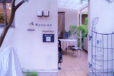 入り口とアイアンの門扉 -  Roomer ギャラリーイベント、カフェイベント、撮影レンタルスペース　　の室内の写真