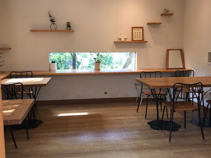 ギャラリースペースの正面(カウンター、棚、ピクチャーレール)テーブル移動可能 -  Roomer ギャラリーイベント、カフェイベント、撮影レンタルスペース　　の室内の写真