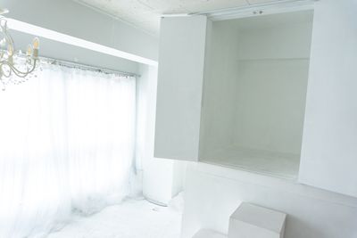 人がすっぽり入るユニークな白箱ブース。
サイズ：幅102×高さ170×奥行125(cm) - 撮影スタジオDOLLY飯田橋1号店 白ホリと黒ホリで撮影できる希少な撮影スタジオの室内の写真