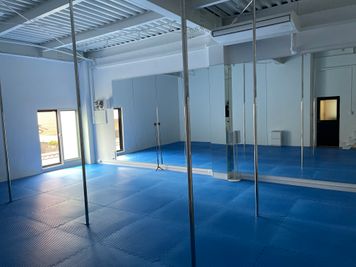 大きな鏡　天井高4m　床マット付の大空間 - レンタルスペース『アート』 分厚い床マット付ポールスタジオ内レンタルスペースの室内の写真