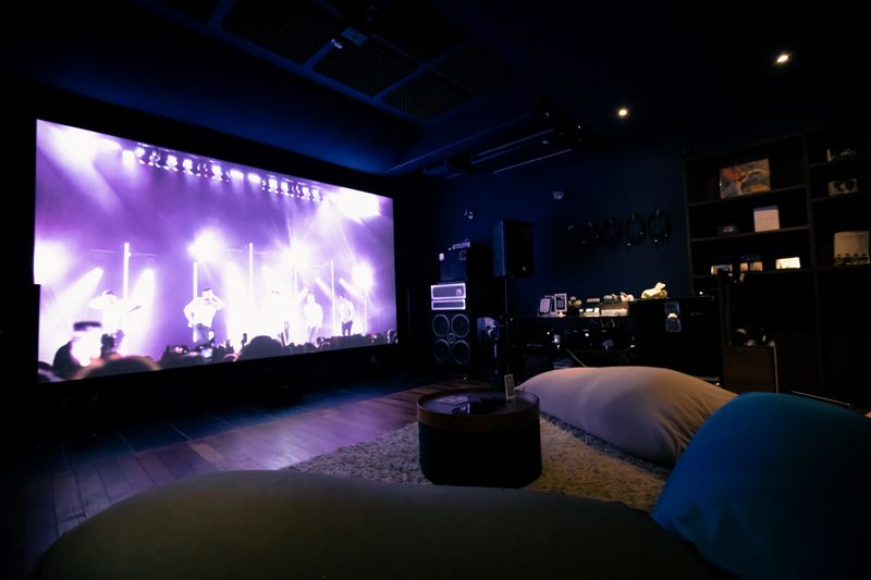 海ホームシアター - コモリエ ヌーア（ komolier NUA ）