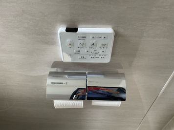 トイレリニューアル済み
（ウォシュレット）
男性の方も座ってのご利用にご協力ください。 - アオトネスト4階コワーキング利用（1名様利用料金） コワーキングデスク１名利用 　C席(4階フロア）の室内の写真