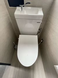トイレリニューアル済み
（ウォシュレット）
男性の方も座ってのご利用にご協力ください。 - アオトネスト4階コワーキング利用（1名様利用料金） コワーキングデスク１名利用 　C席(4階フロア）の室内の写真