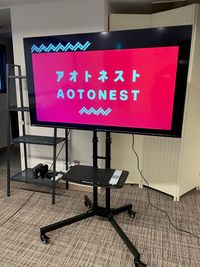 55インチ大型ディスプレイ(HDMI接続)
地上デジタル放送は視聴できません - アオトネスト4階コワーキング利用（1名様利用料金） コワーキングデスク１名利用 　C席(4階フロア）の室内の写真