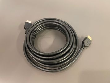 5mのHDMI ケーブルを備えています。 - AOTONEST(アオトネスト）３階 コワーキングスペース　C席（アオトネスト３階）の室内の写真