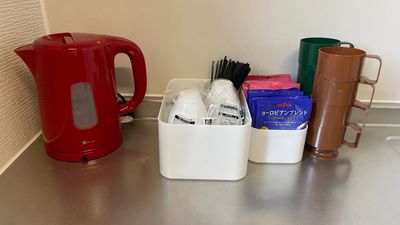 備え付けのコーヒーはご自由にご利用ください。 - アオトネスト4階コワーキング利用（1名様利用料金） アオトネスト　コワーキングデスク１名利用 　D席(4階フロア）の室内の写真