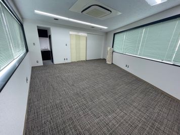 デスクを置かないレイアウト利用の場合は事前のご相談が必要です。
（5日以上の継続利用が条件）
 - アオトネスト4階コワーキング利用（1名様利用料金） アオトネスト　コワーキングデスク１名利用 　D席(4階フロア）の室内の写真