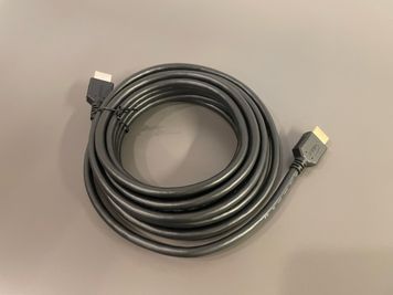 5mのHDMI ケーブルを備えています。 - アオトネスト4階コワーキング利用（1名様利用料金） アオトネスト　コワーキングデスク１名利用 　D席(4階フロア）の室内の写真