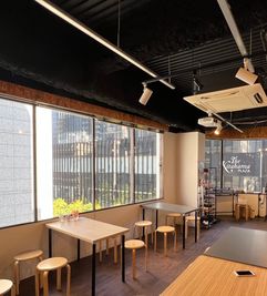 天井が高く全面窓の開放感 - アンロックカフェ/UnLock Your Space 交流会/音楽イベント/KITAHAMA BASE（北浜BASE）の室内の写真