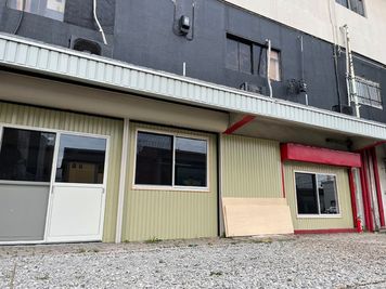 バス通りからは地下になりますが、高低差があるのでビルの裏側の入り口からは地上階になっています。低めに取り付けた窓から午後は日差しがたっぷり入ります。 - アートシェアスタジオちゃちゃちゃの外観の写真