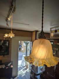 ❗イギリスアンティークの照明も設置❗
暖かい光が柔らかい雰囲気を作ってくれます✨ - 西洋骨董リトルオーク 貸しスペース　リトルオークの室内の写真
