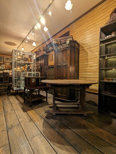 アンティーク家具や照明などをご利用いただけます。
家具や照明などの什器は時期によって変化いたします。 - 西洋骨董リトルオーク 貸しスペース　リトルオークの室内の写真