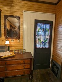 ドアを閉めてもステンドガラスが素敵で雰囲気があります。
イギリスの1930年代のアンティーク家具などをご利用できます。 - 西洋骨董リトルオーク 貸しスペース　リトルオークの室内の写真