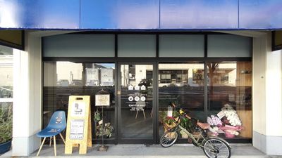青いテントが目印です。 - LET'Sレンタル＆コワーキングスペース ミーティングスペースの外観の写真