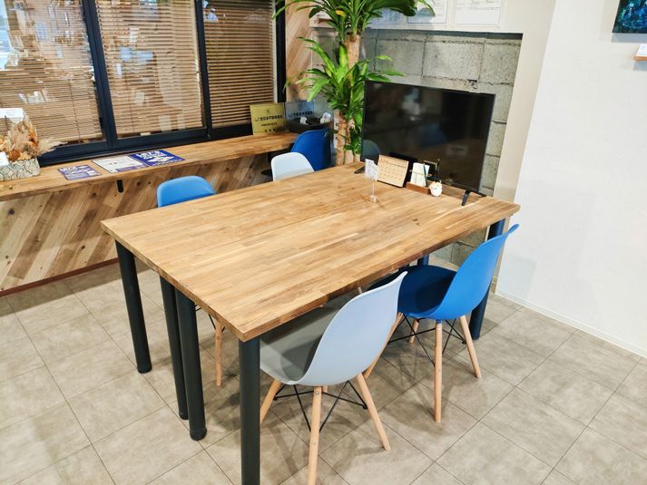 4人掛けのテーブルです。24インチのモニターは無料です。 - LET'Sレンタル＆コワーキングスペース ミーティングスペースの室内の写真