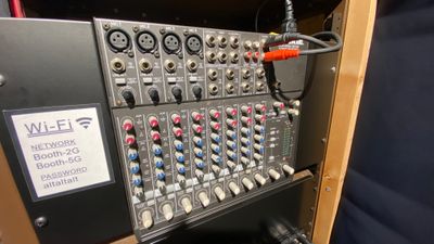 Booth内のスピーカー用ミキサーです。機器左上の壁面に電源スイッチがあります。Reverb機能はありません。 - 音楽スタジオ「alt studio(オルトスタジオ)」  『神保町・水道橋』セルフ音楽スタジオ Alt studioの室内の写真