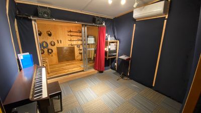 セルフで利用できる音楽スタジオです！楽器や発声等の練習、小規模なライブ配信に最適です！ - セルフ音楽スタジオ「alt studio(オルトスタジオ)」 