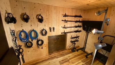 【Booth】ケーブルやマイク、ヘッドホン、スタンド各種。使い終わりましたら元の場所にお戻し下さい。 - 音楽スタジオ「alt studio(オルトスタジオ)」  『神保町・水道橋』セルフ音楽スタジオ Alt studioの室内の写真
