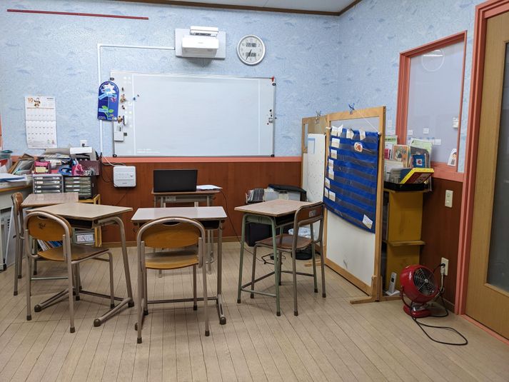 机と椅子は20脚あります。 - U-can do 英語・英会話 【駐車場付】レンタルスペース/多目的スペース　大教室の室内の写真