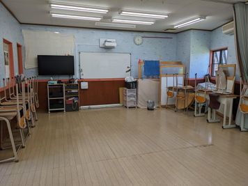 机を片付けると広くスペースを使えます。 - U-can do 英語・英会話 【駐車場付】レンタルスペース/多目的スペース　大教室の室内の写真