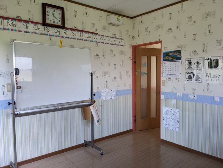 ホワイトボード使用可能 - U-can do 英語・英会話 少人数会議/お教室向け　レンタルスペース　Monkey教室の室内の写真
