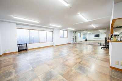 【川口駅西口】大人30人広々利用可能｜大型モニター・キッチン設備・全身の映る大型鏡あります｜パーティ会議ダンスレッスン教室など - 80’s GYM×CAFE×BAR