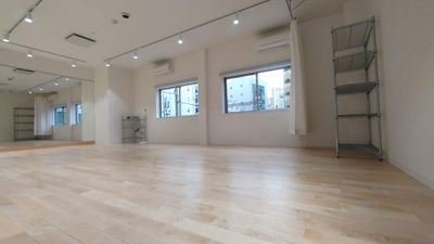 窓が大きく明るいスタジオです。 - レンタルダンススタジオ24/7 レンタルダンススタジオ24/7　【Ａスタジオ】の室内の写真