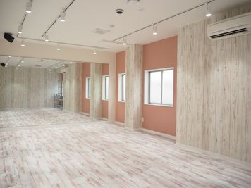 ピンクのアクセントクロスがかわいい室内 - レンタルダンススタジオ24/7 レンタルダンススタジオ24/7　【Ｂスタジオ】の室内の写真
