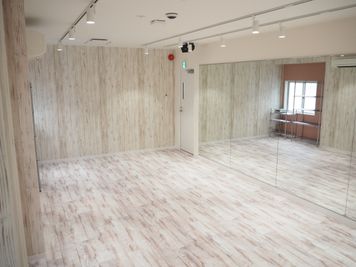 コンパクトながら、2面の鏡でダンスやレッスンなどにご利用いただけます。 - レンタルダンススタジオ24/7 レンタルダンススタジオ24/7　【Ｂスタジオ】の室内の写真