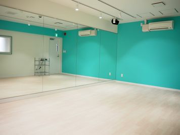 ターコイズブルーを基本としたさわやかなスタジオです。 - レンタルダンススタジオ24/7 レンタルダンススタジオ24/7　【Ｃスタジオ】の室内の写真