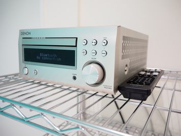 備え付けのデッキはＣＤとBluetoothが接続できる機器に対応。 - レンタルダンススタジオ24/7 レンタルダンススタジオ24/7　【Ｃスタジオ】の設備の写真