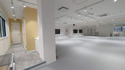 フロアの横に専用トイレ＆洗面台がございますので、長時間のレッスンや練習でも安心です。 - レンタルダンススタジオ24/7 レンタルダンススタジオ24/7　【Ｅスタジオ】の設備の写真