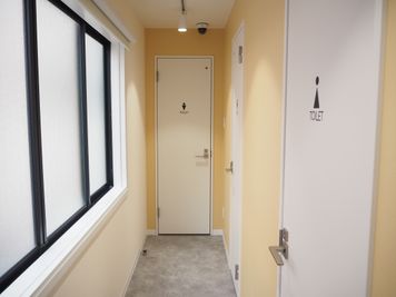 明るい光が差し込むトイレスペース。
 - レンタルダンススタジオ24/7 レンタルダンススタジオ24/7　【Ｅスタジオ】の設備の写真