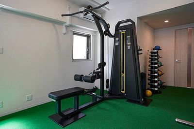ラットプル&ロングプル
ウェイトスタックマシンは、初心者からベテランユーザーまで優れたトレーニング効果が期待できます。 - シリウスジム Sirius Gym パーソナルトレーニングジム　シリウスジム Sirius Gymの設備の写真