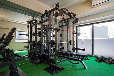 マルチファンクション
この1台で、 アタッチメントの付け替え等で、様々なトレーニングでき、初めての方でも安心して使用いただます！ - シリウスジム Sirius Gym パーソナルトレーニングジム　シリウスジム Sirius Gymの室内の写真