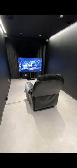 フルフラットになるリクライニングチェアとテレビのある個室です。
広さがあるので椅子を片付けて広々使っていただく事も可能です♪ - ネイルアンドビューティーサロンbrilo フルフラットになるリクライニングチェアの完全個室サロンの室内の写真