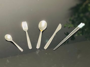 ご覧の食器をご用意しております。（８名様分） - ドルチェ神戸元町 🌈おうち映画館🚉元町駅徒歩３分🚀日常を彩る快適空間🌃の設備の写真
