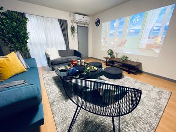 女子会、推し会、おうちデート、ママ会、ライブ、映画鑑賞、スポーツ観戦、ちょっとした集まりに最適のハイグレードスペースです。 - ドルチェ神戸元町 🌈おうち映画館🚉元町駅徒歩３分🚀日常を彩る快適空間🌃の室内の写真