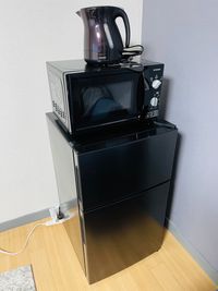 電子レンジ（オーブン機能はございません）、
冷蔵庫（冷凍機能もございます） - ドルチェ神戸元町 🌈おうち映画館🚉元町駅徒歩３分🚀日常を彩る快適空間🌃の設備の写真