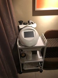 キャビテーションやラジオ波の痩身複合機も貸し出し可能です。※利用歴がある方のみ - ヒーリングガーデンリラ梅田店 リラクゼーションルームの設備の写真