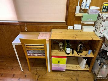 小さなテーブルをご用意しております。ご自由にスペース内に移動してご利用いただいて結構です。
物置の他、対面でネイル作業などへのご利用にも便利です。 - Kinoshita 1996 多目的スペースの室内の写真