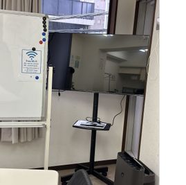 43インチモニター　REGZA 43C350X - RAKUNA 秋葉原 会議室Aの設備の写真