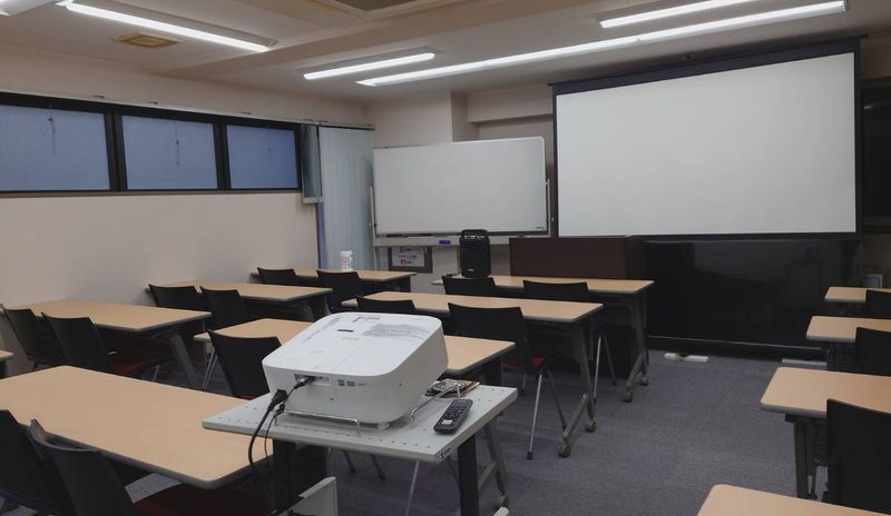 プロジェクター（EH-TW6250）＆100インチスクリーン完備 - 【栄・矢場町】キャリアクリエーション 個室会議室の設備の写真