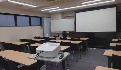 プロジェクター（EH-TW6250）＆100インチスクリーン完備 - 【栄・矢場町】キャリアクリエーション 個室会議室の設備の写真