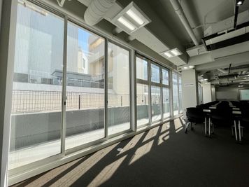 【会議室内は大きな窓が多く、明るく開放感のある会議室です】 - 【閉店】TIME SHARING 五反田 MINAMI BLDG 6Aの室内の写真