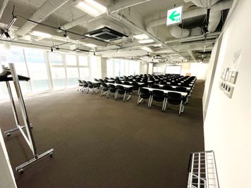 【会議室後方は広く空いているため、荷物置き場や受付スペースとして活用出来ます】 - 【閉店】TIME SHARING 五反田 MINAMI BLDG 6Aの室内の写真