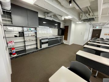 【会議室内にキッチン・オーブンレンジ・製氷機があり、こちらもご利用いただけます】 - 【閉店】TIME SHARING 五反田 MINAMI BLDG 6Aの設備の写真
