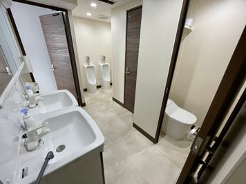 【男性トイレ（小×2、個室×2）】 - 【閉店】TIME SHARING 五反田 MINAMI BLDG 6Aの設備の写真