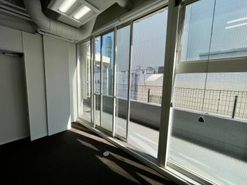 【会議室内の窓は開閉可能です。陽当たりが良く、日中は自然光が差し込みます（写真は13時頃撮影）】 - 【閉店】TIME SHARING 五反田 MINAMI BLDG 6Aの室内の写真