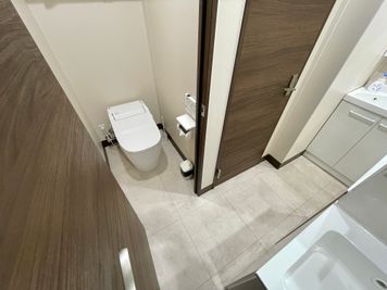 【女性トイレ（個室×2）】 - 【閉店】TIME SHARING 五反田 MINAMI BLDG 6Aの設備の写真